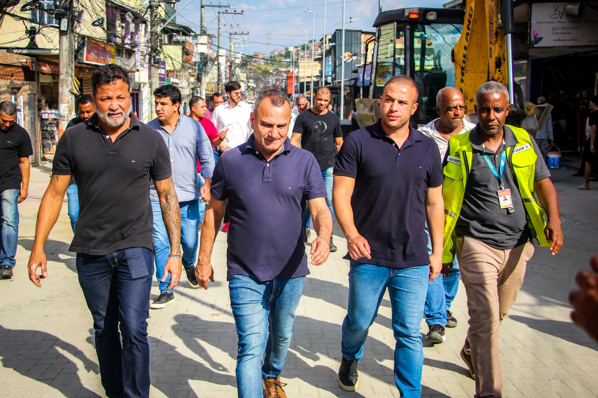Secret&aacute;rio Tuninho Medeiros, prefeito Waguinho e secret&aacute;rios Matheus Carneiro e Marcelo Machado percorreram as obras do cal&ccedil;ad&atilde;o do Lote XV - Kristian Amarante/PMBR