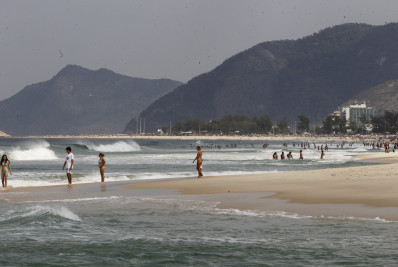Bombeiros buscam por pessoa desaparecida na praia do Recreio