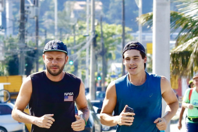 Tá pago! Nicolas Prattes se exercita na orla da Barra da Tijuca