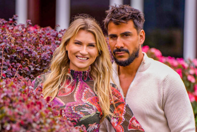 Julio Rocha anuncia que vai se casar com Karoline Kleine em Cancún: 'Família completa'