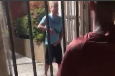 Vídeo: Policial civil saca arma para entregadores em condomínio na Zona Norte