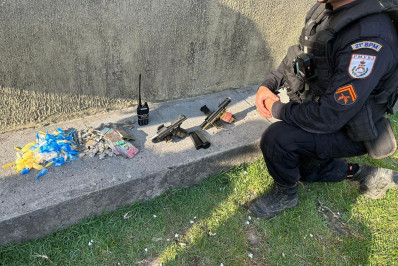 Dois criminosos são presos com pistola e drogas em São João de Meriti