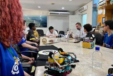 Prefeito Neto recebe alunos de Volta Redonda campeões em robótica