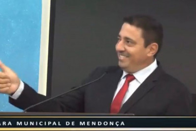 Vídeo: vereador comete erro ao homenagear deputado: 'O de honesto e R de patriota'