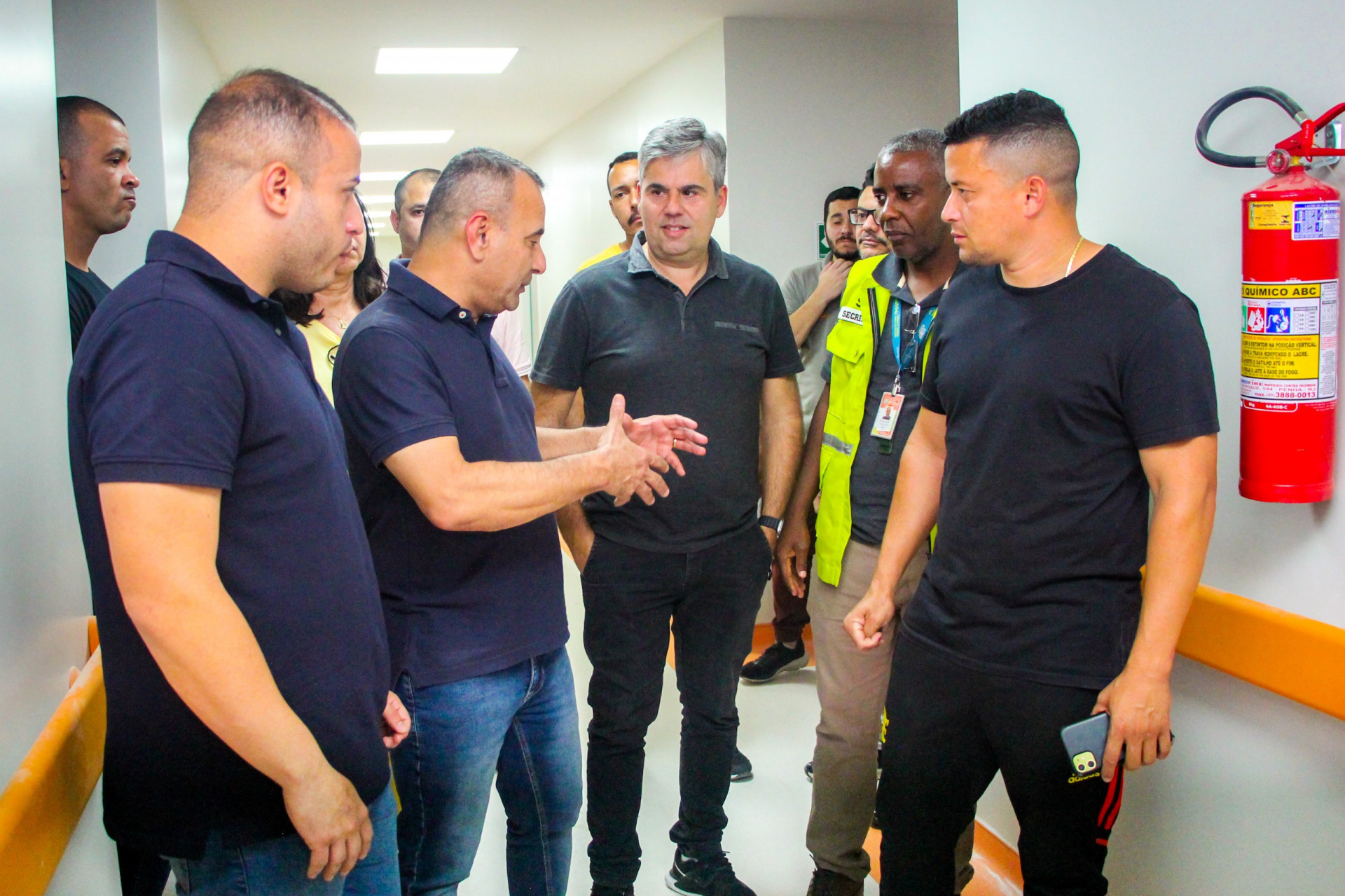 Na UPA do Bom Pastor, o prefeito Waguinho (segundo da esquerda para a direita) destacou que no local da antiga UPA ser&aacute; constru&iacute;da uma pra&ccedil;a - Kristian Amarante/PMBR