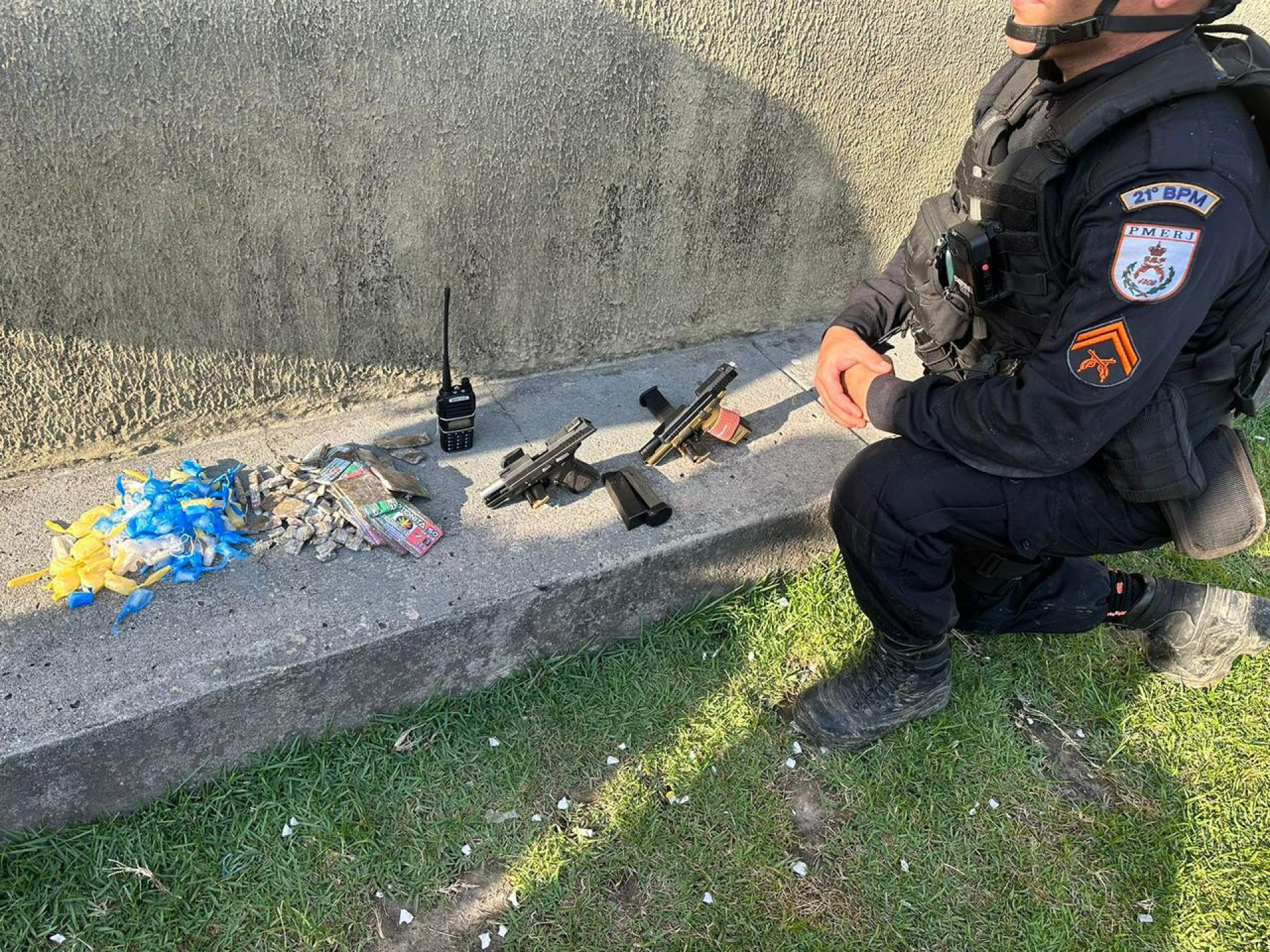 Pistolas, rádio de comunicação e drogas apreendidas com criminosos - Reprodução