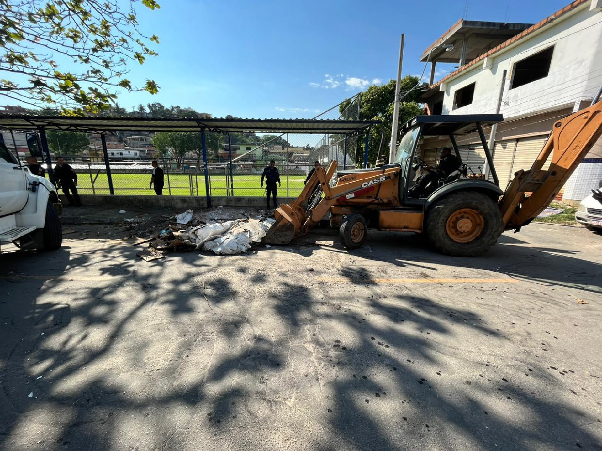 Retirada de barricadas na comunidade - Reprodução