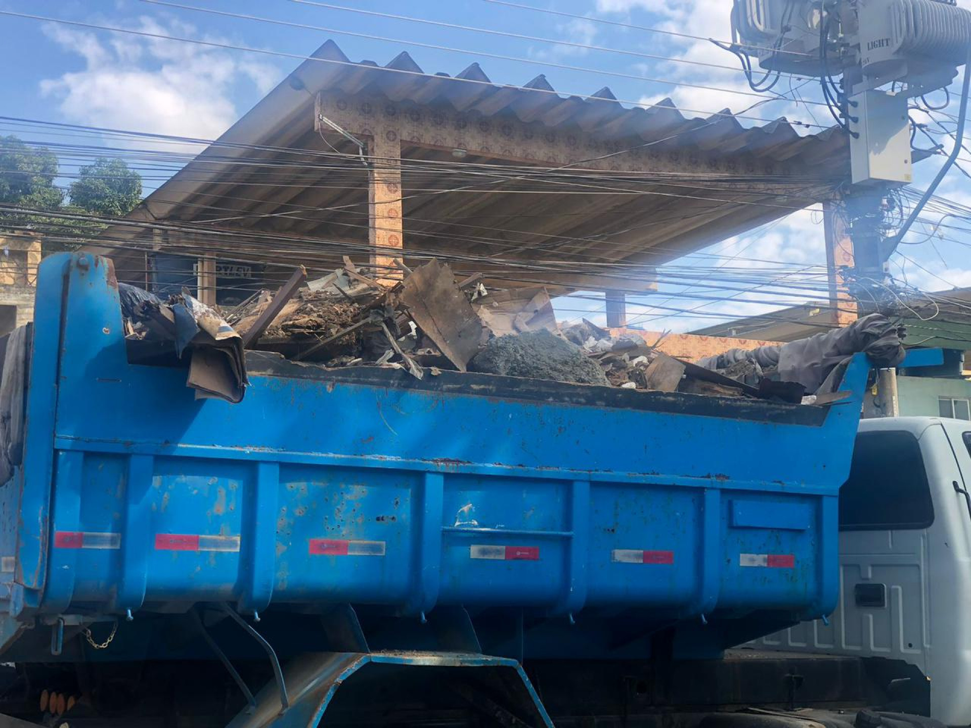 Retirada de barricadas na comunidade - Reprodução