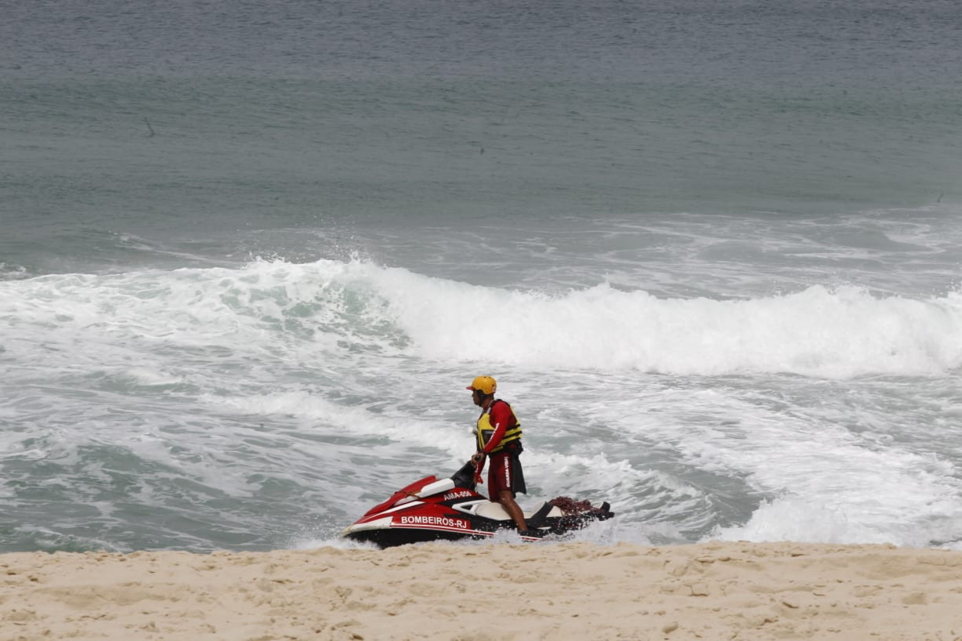Helicóptero, drone e mergulhadores foram acionados para retomar a procura - Reginaldo Pimenta / Agência O Dia