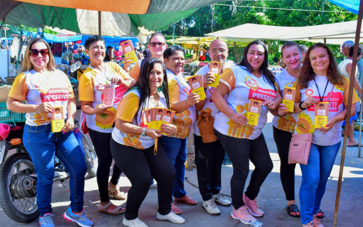 Equipe da Secretaria de Assistência Social está nas ruas às segundas, quartas e sextas-feiras levando informações à população
