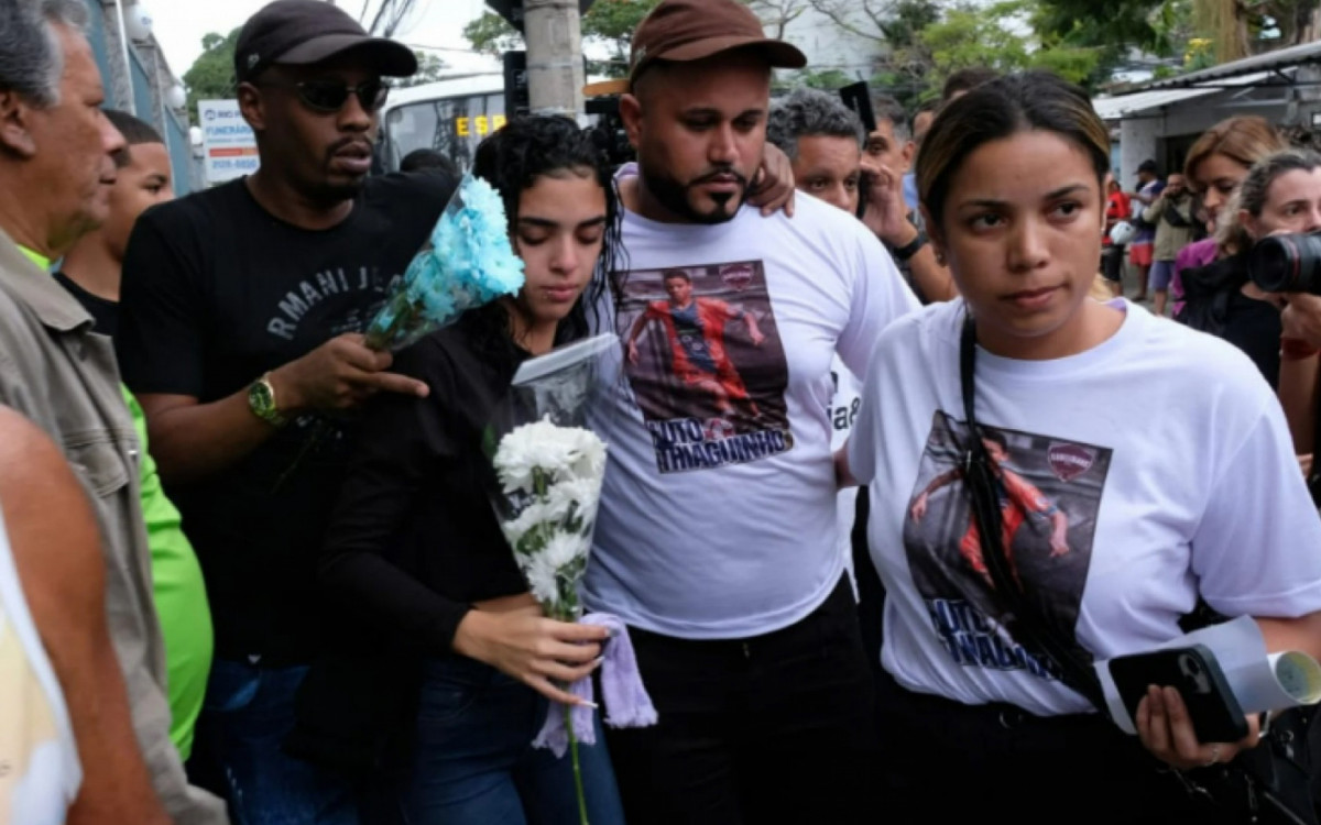 Familiares no velório do adolescente morto na Cidade de Deus