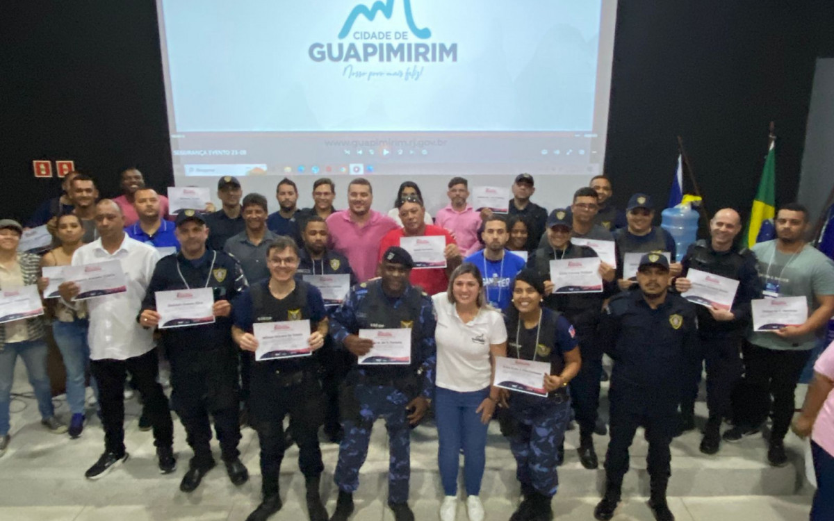 Acompanhados da prefeita Marina Rocha, guardas municipais de Guapimirim mostram certificado de participação de capacitação - Foto: Secom PMG - Redes Sociais