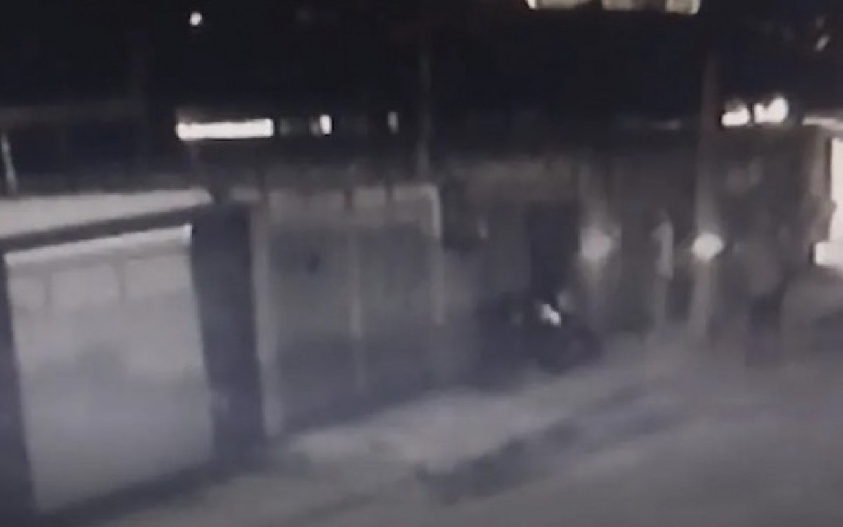 Câmeras de segurança da rua flagraram o crime.