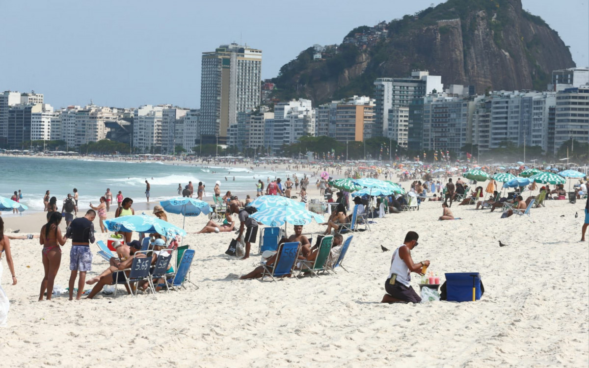 Cariocas aproveitaram os últimos momentos de sol na Praia de Copacabana - Cléber Mendes