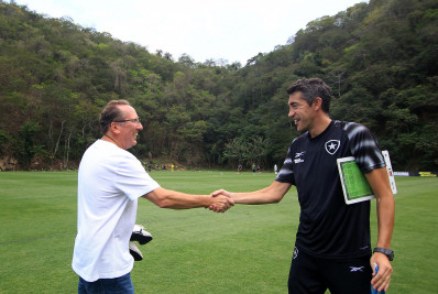 John Textor marca presença no treino do Botafogo; veja fotos