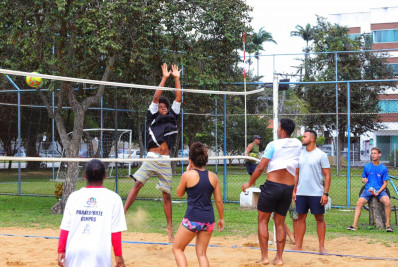 Liga de futebol de salão e vôlei de praia reúne atletas com deficiências neste sábado