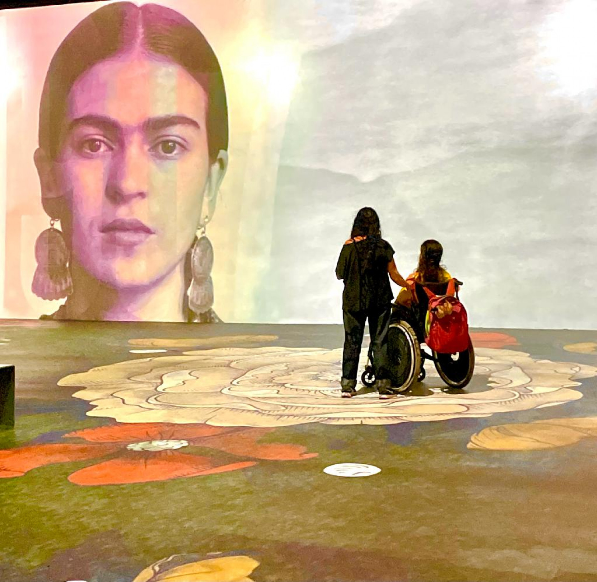 Foto tirada por Carla Moreira durante a exposição 'Frida Kahlo - Uma Biografia Imersiva - Arquivo Pessoal