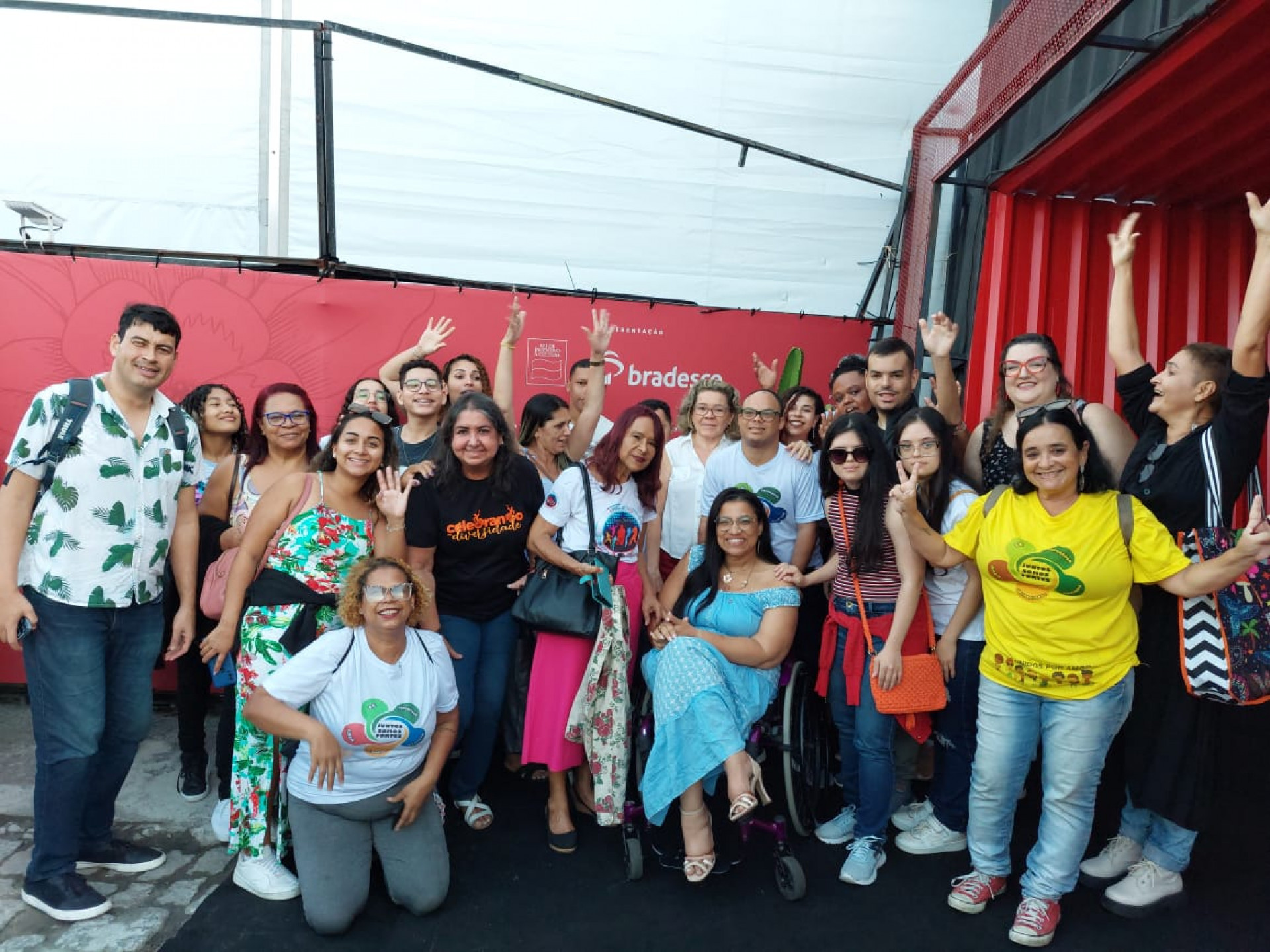Lucia Linhares e o grupo da ONG 'Juntos Somos Fortes' na exposição 'Frida Kahlo - Uma Biografia Imersiva, no Forte de Copacabana, Zona Sul do Rio - Arquivo Pessoal