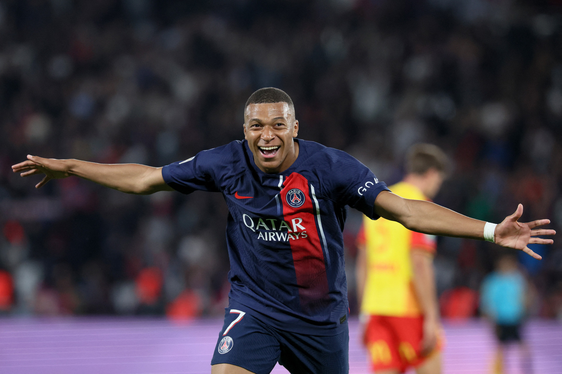 Kyllian Mbappé não permanecerá no PSG em 2024/25 - ALAIN JOCARD / AFP