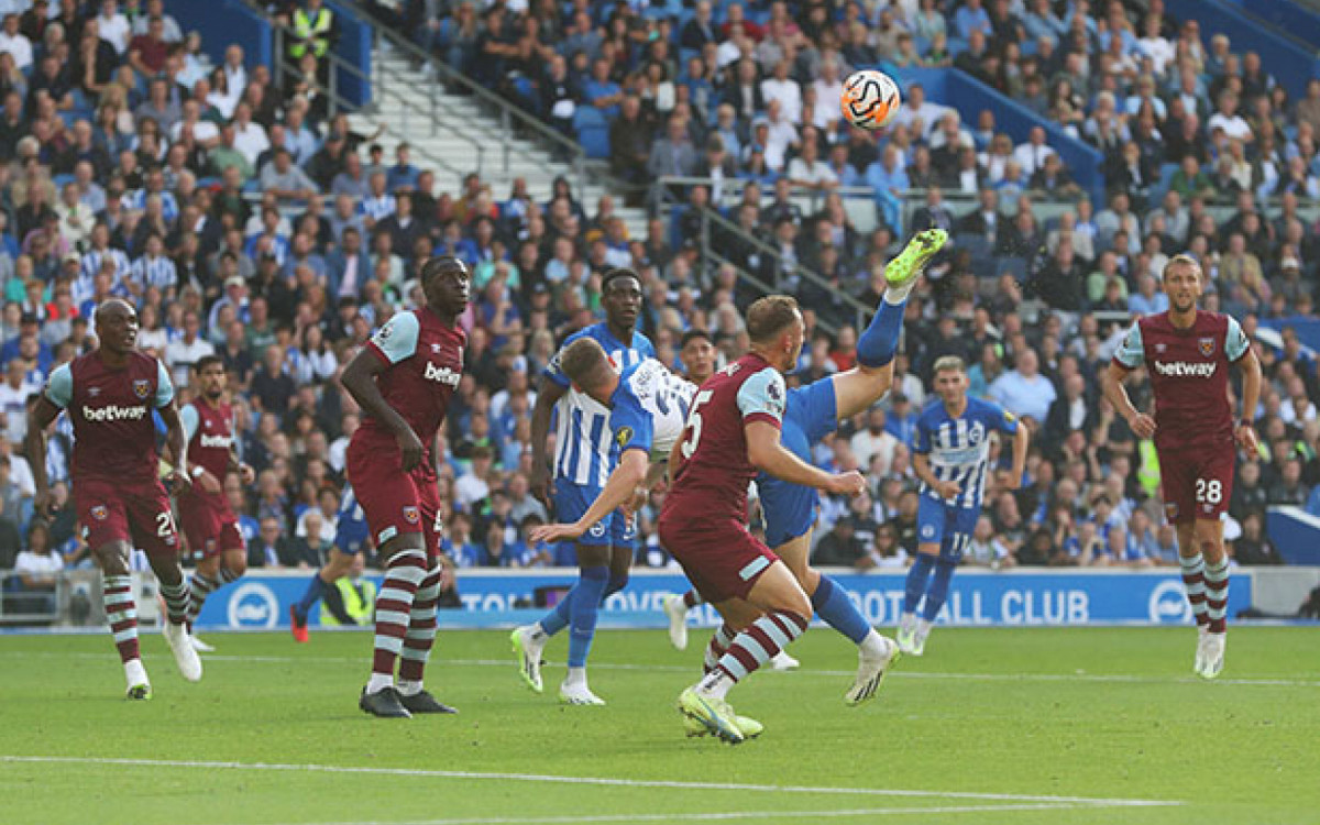 BRIGHTON, ENGLAND - AUGUST 26: Evan Ferguson of Brighton & Hove Albion takes an acrobatic shot on goal ahead of Kurt Zouma and Vladimir Coufal of West Ham United during the Premier League match between Brighton & Hove Albion and West Ham United at American Express Community Stadium on August 26, 2023 in Brighton, England. (Photo by Henry Browne/Getty Images)