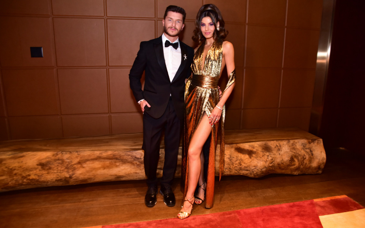 Camila Queiroz e Klebber Toledo