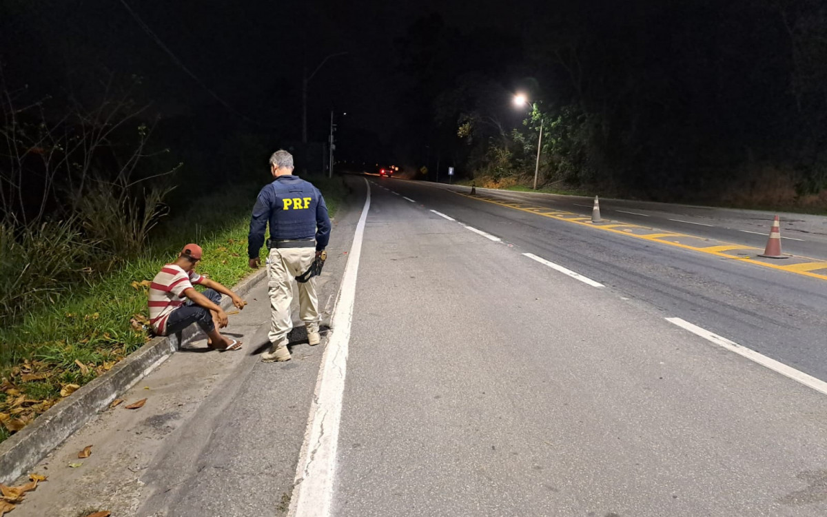 Jovem foi encontrado às margens da BR-101, em Cachoeiro de Itapemirim, no sul do Espírito Santo - Divulgação / Polícia Rodoviária Federal