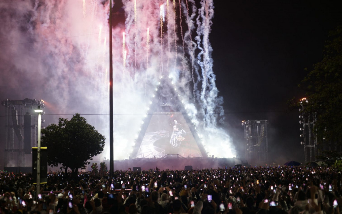 Apresentação de DJ Alok, na Praia de Copacabana, contou com drones, fogos e luzes, uma combinação inédita no Brasil - Bruno Kaiuca / Agência O Dia