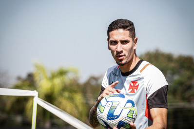 Vasco deverá esperar fim da temporada para avaliar permanência de Praxedes