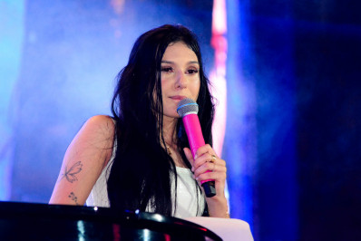 Ana Castela vai às lágrimas após não atingir tom de música em show