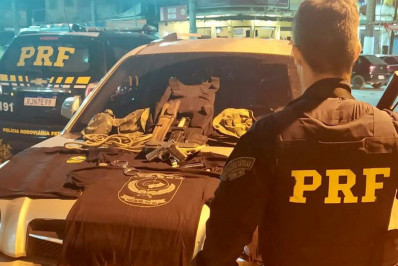 PRF apreende arma de fogo e outros materiais em Duque de Caxias