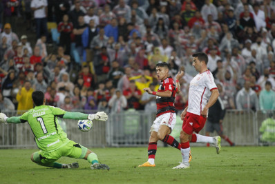 Flamengo empata sem gols com o Internacional e é vaiado no Maracanã