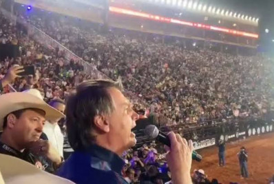 Vídeo: locutor da Festa do Peão de Barretos ironiza caso das joias ao lado de Bolsonaro