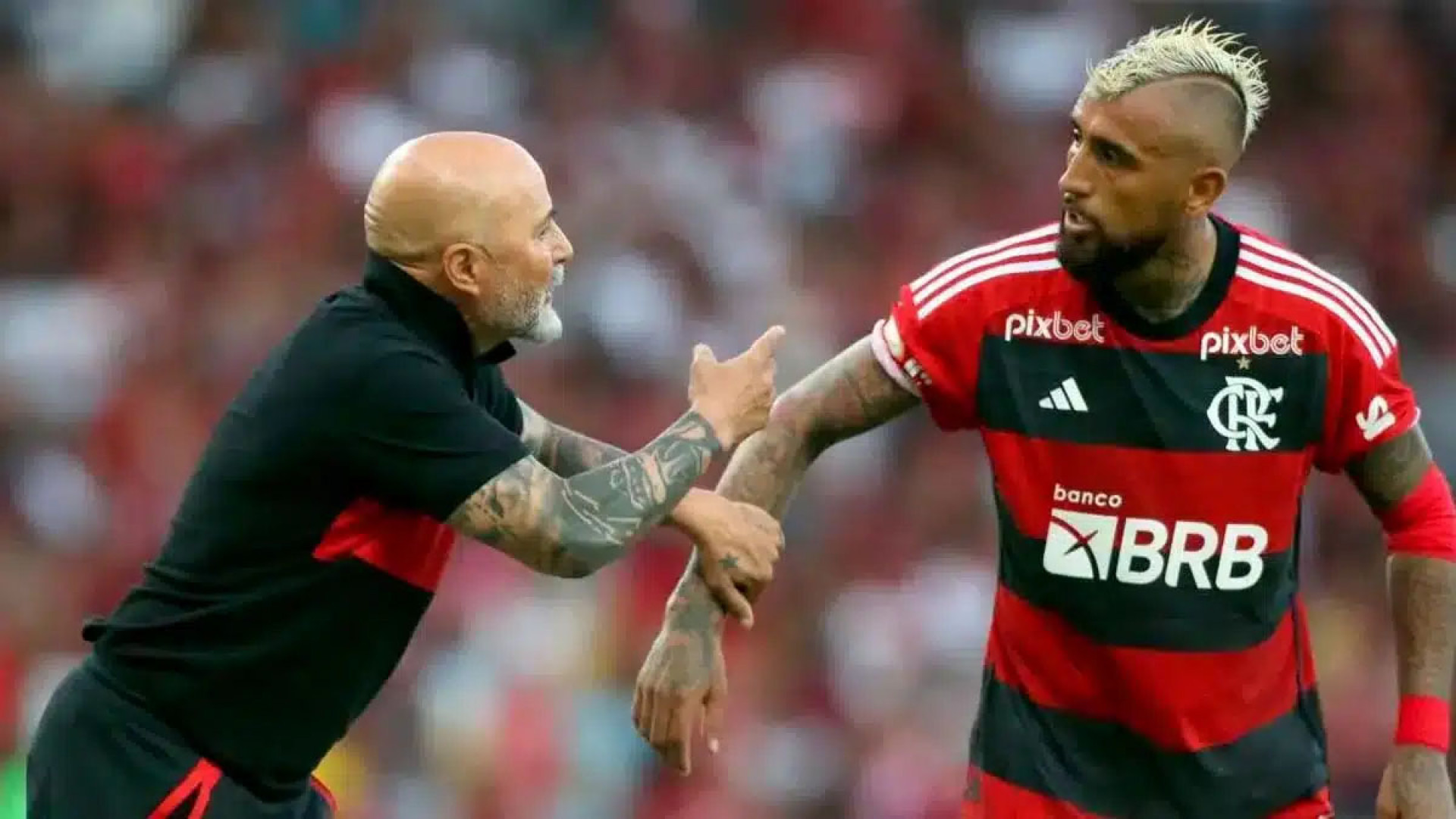 Vidal e Jorge Sampaoli em jogo do Flamengo - Reprodução