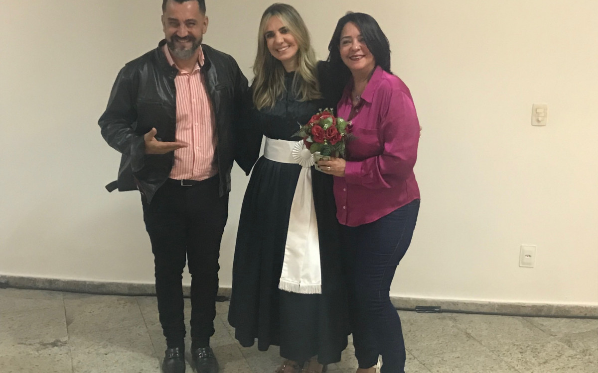 Casal Rogério e Carla com a juíza Ane - Divulgação / TJRJ