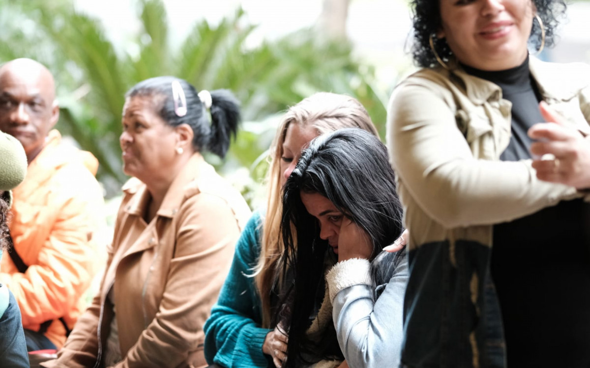 Familiares, f&atilde;s e amigos comparecem ao vel&oacute;rio de MC Marcinho no Cemit&eacute;rio da Penit&ecirc;ncia, neste s&aacute;bado