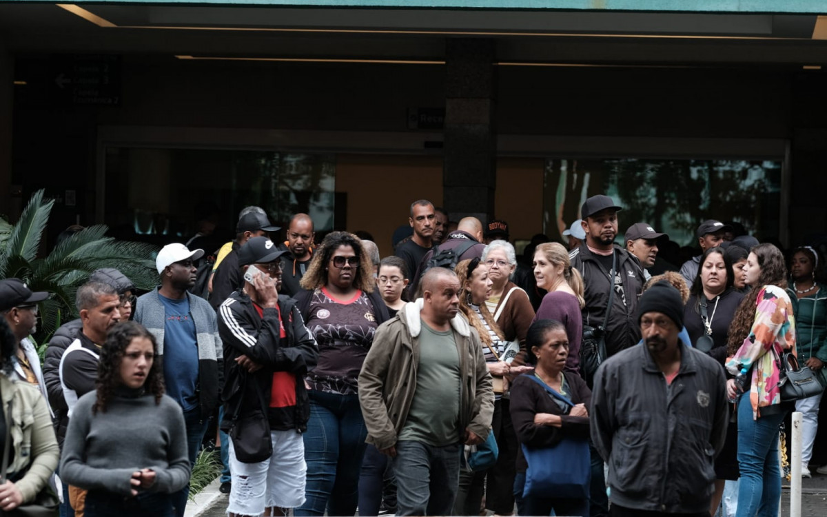 Familiares, f&atilde;s e amigos comparecem ao vel&oacute;rio de MC Marcinho no Cemit&eacute;rio da Penit&ecirc;ncia, neste s&aacute;bado