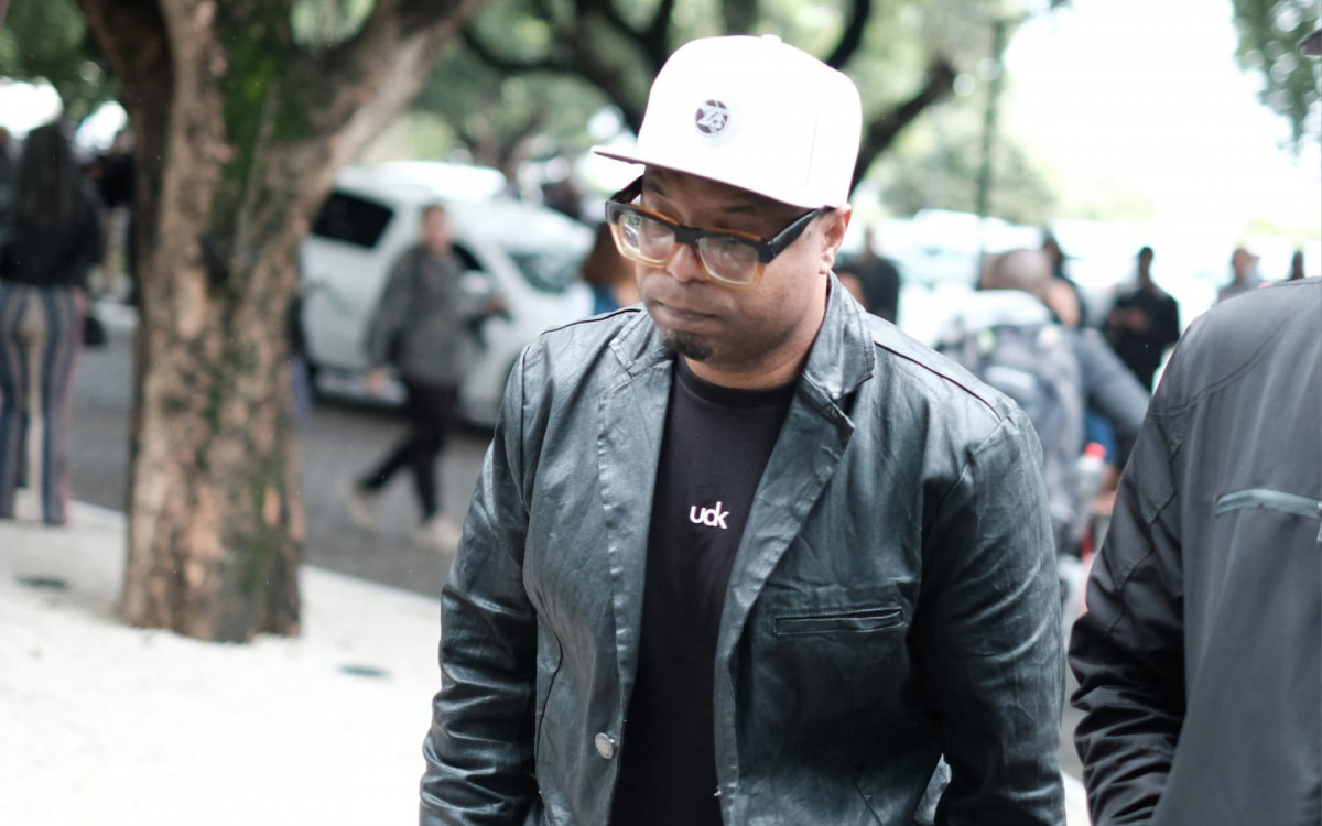 Buchecha comparece ao vel&oacute;rio de MC Marcinho