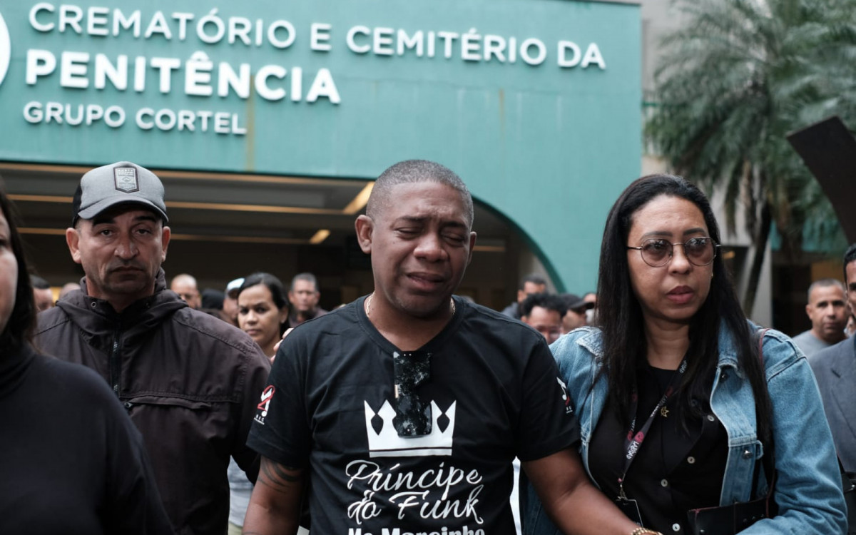 Emocionado, Mauro, irm&atilde;o de MC Marcinho, comparece ao vel&oacute;rio do cantor