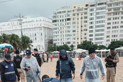 Depósito de bebidas é encontrado enterrado na areia da praia em Copacabana