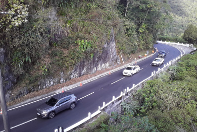 Subida da serra de Petrópolis é parcialmente interditada após desprendimento de rocha 