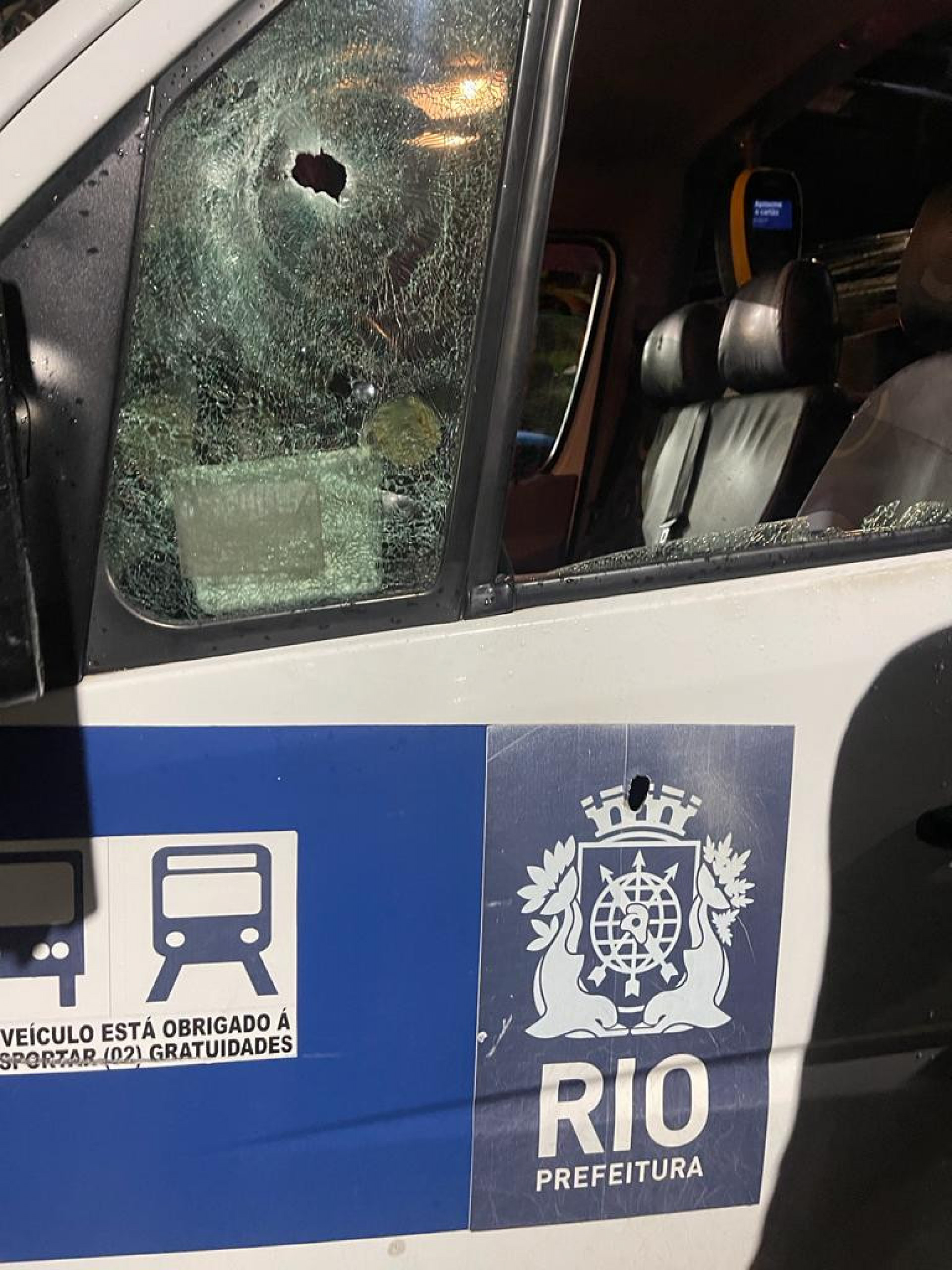 Marcas de tiros nas vans de transporte alternativo - Reprodução