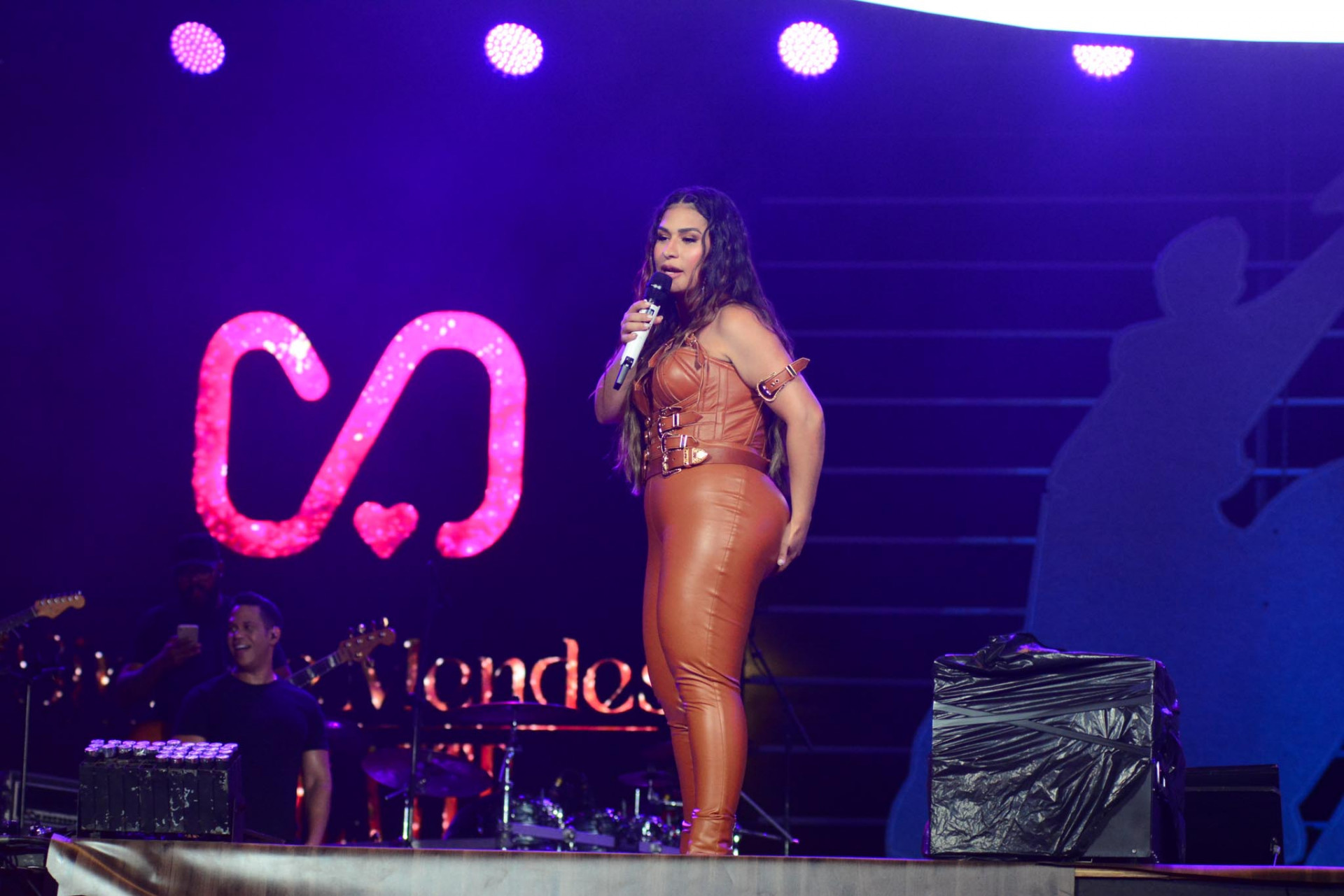 Simone Mendes Rasga A Calça Pela Segunda Vez Em Show Na Festa Do Peão De Barretos Celebridades 8077