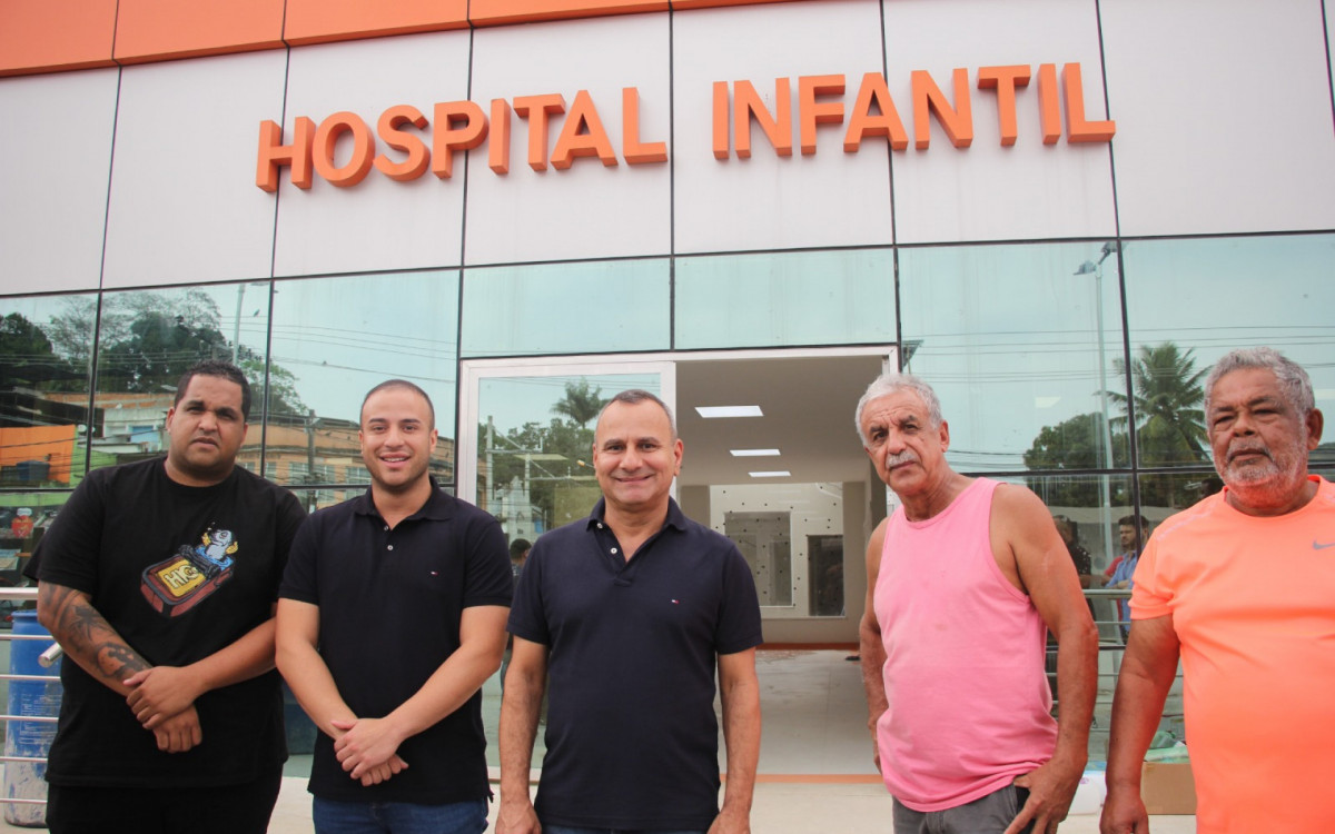 O prefeito Waguinho (3º da esquerda para a direita) visitou o Hospital Infantil