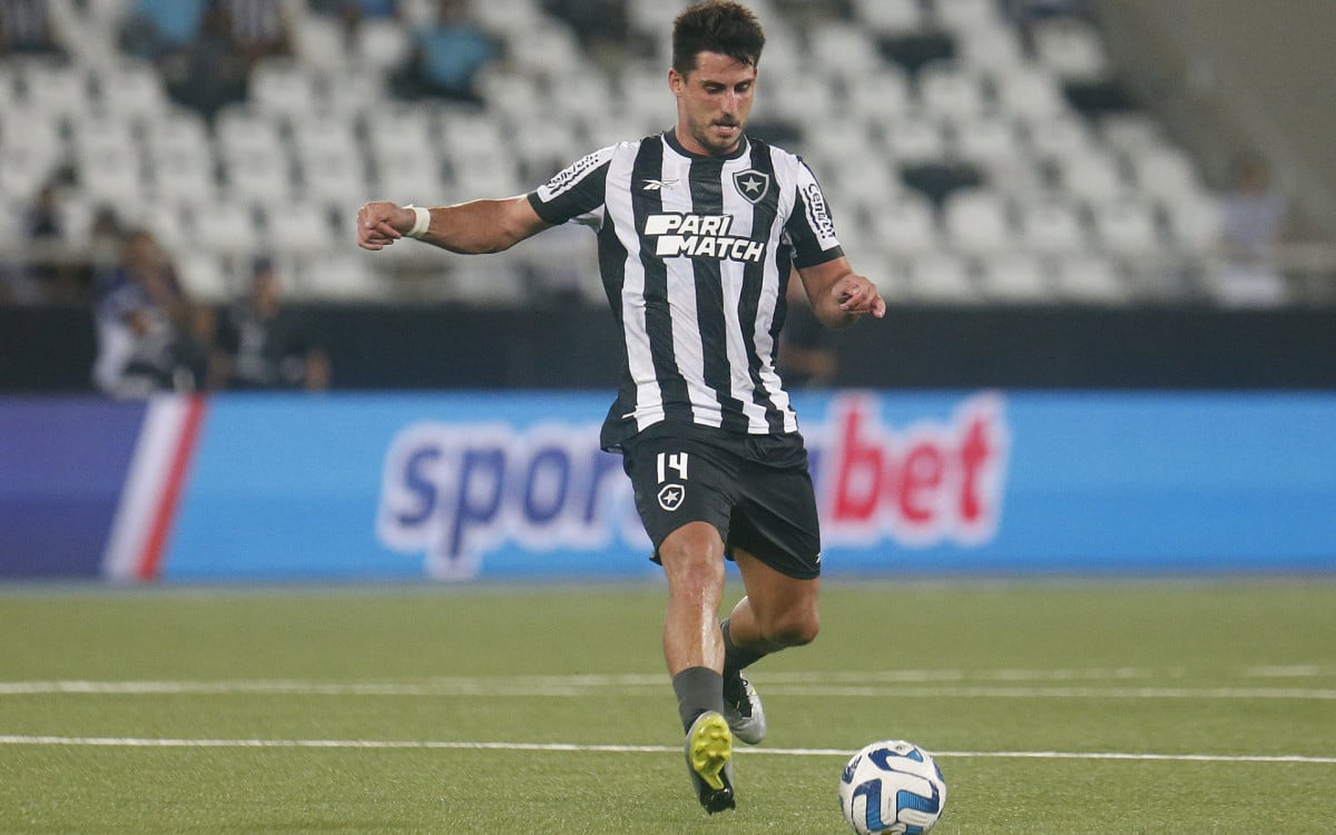 Gabriel Pires em ação durante jogo do Botafogo