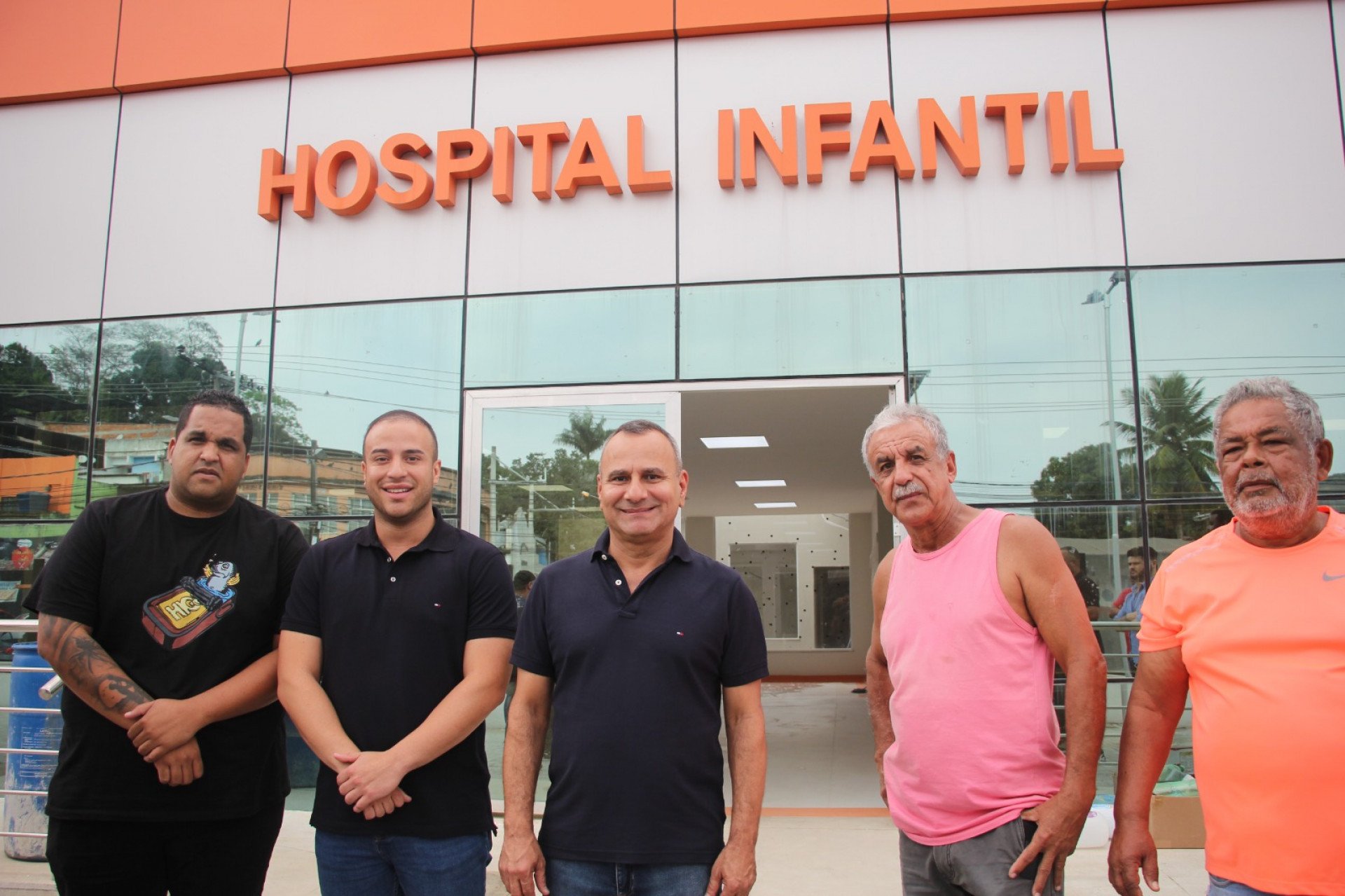 O prefeito Waguinho (3º da esquerda para a direita) visitou o Hospital Infantil - Kristian Amarante/PMBR