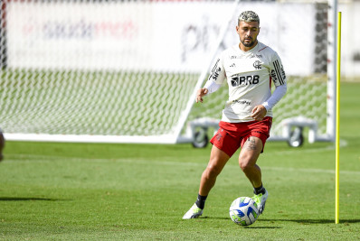 Arrascaeta e Luiz Araújo participam de treino do Flamengo e vão para final