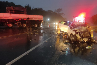 Acidente entre carreta e carro deixa três mortos em Magé