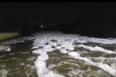 Espuma branca no Guandu faz Cedae interromper abastecimento no Grande Rio