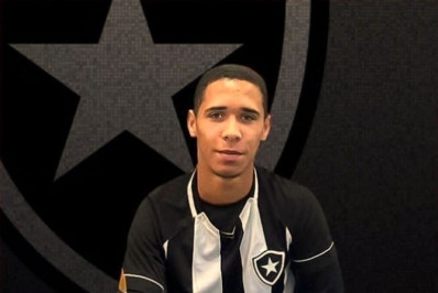 Jogador Paulo Kayo deixa o time Serra Macaense e assina com o Botafogo