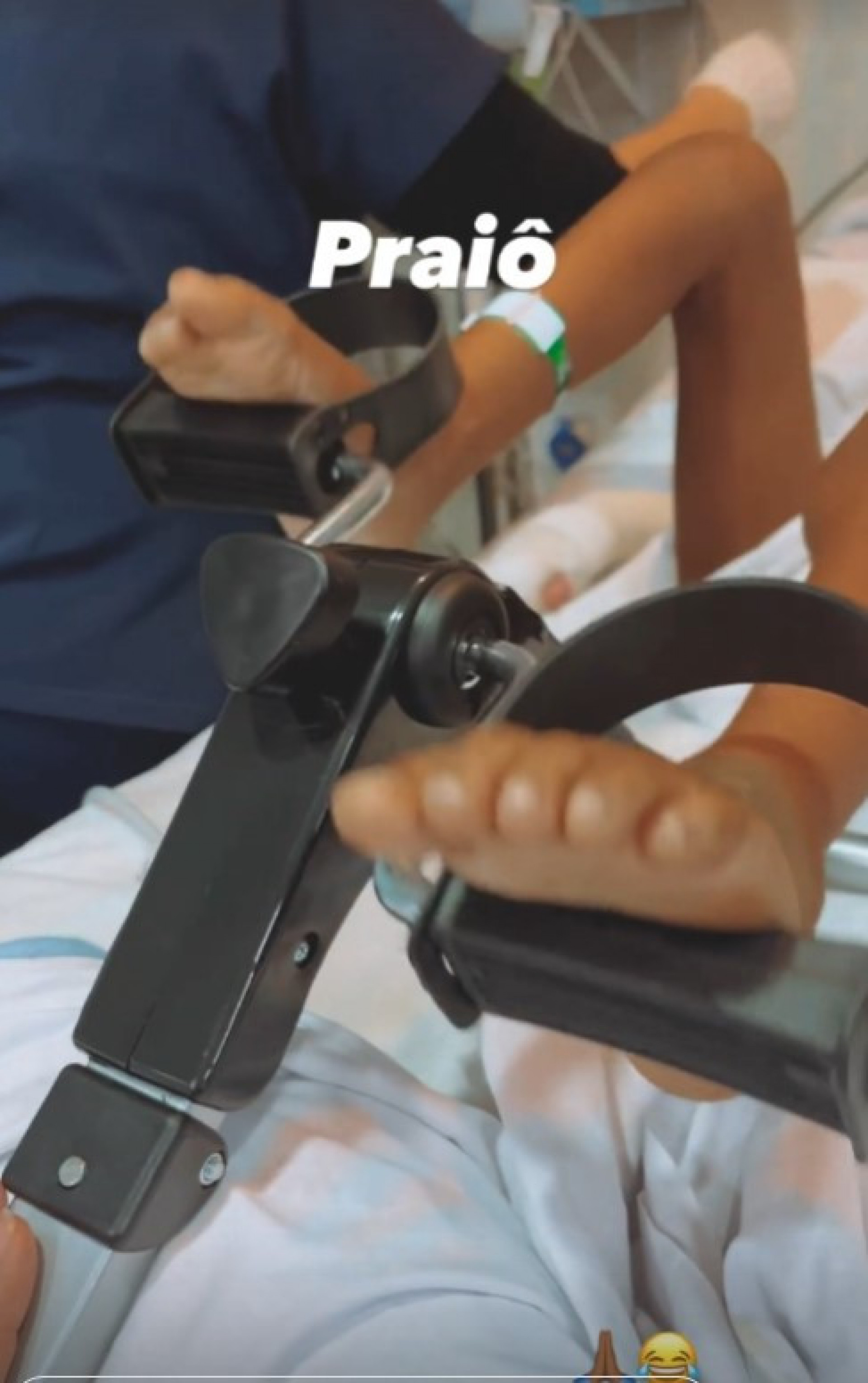 Mãe compartilhou trabalho de fisioterapia feito na cama pela filha